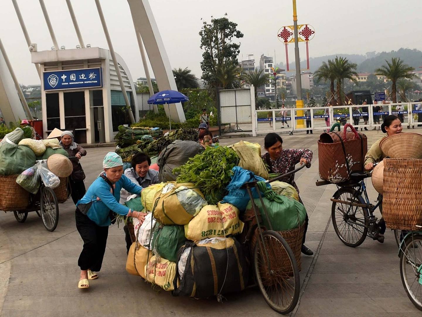 对很多人来说，河口等地边贸商贩的熙来攘往几乎成为中越贸易的代名词，但到了2019年，情况就不同了。（新华社）