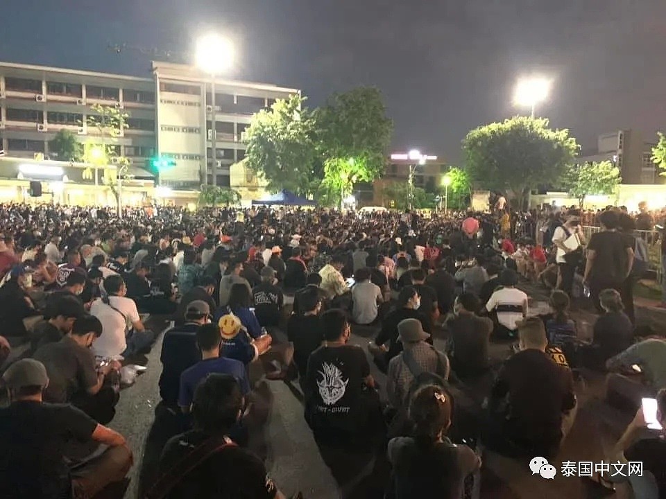 数千名泰国民众聚集街头抗议！对现任总理不满，一度跟警方发生近距离冲突（组图） - 6