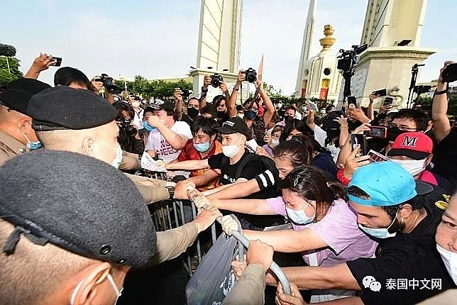 数千名泰国民众聚集街头抗议！对现任总理不满，一度跟警方发生近距离冲突（组图） - 4