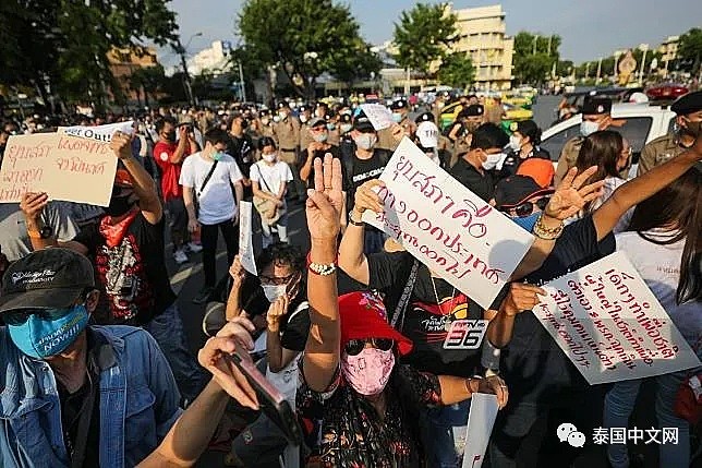 数千名泰国民众聚集街头抗议！对现任总理不满，一度跟警方发生近距离冲突（组图） - 2