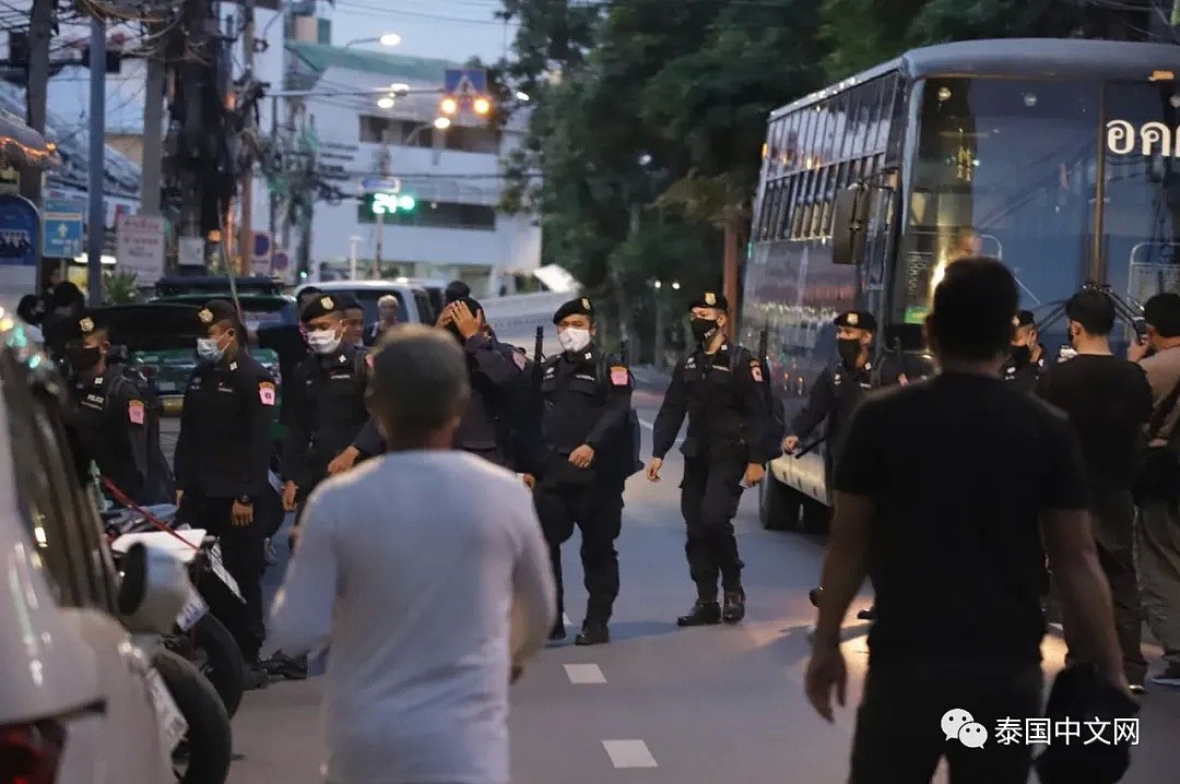 数千名泰国民众聚集街头抗议！对现任总理不满，一度跟警方发生近距离冲突（组图） - 7