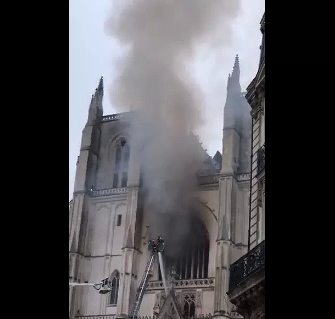 惨痛！法国又一著名教堂着火，疑似人为纵火，四百年历史镇堂之宝完全烧毁（组图） - 2