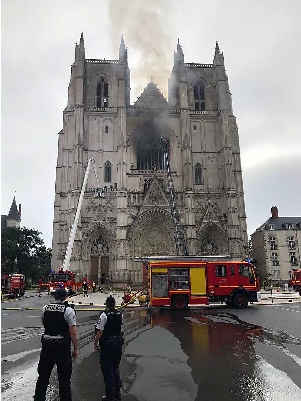 惨痛！法国又一著名教堂着火，疑似人为纵火，四百年历史镇堂之宝完全烧毁（组图） - 3