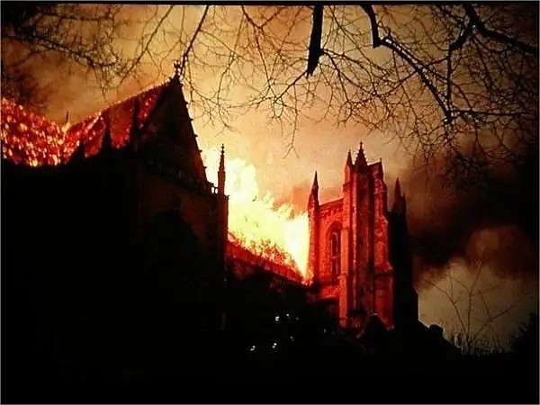 惨痛！法国又一著名教堂着火，疑似人为纵火，四百年历史镇堂之宝完全烧毁（组图） - 7