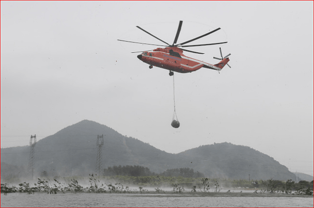 空投巨石堵溃口，湖北出动世界最大直升机（视频/组图） - 1