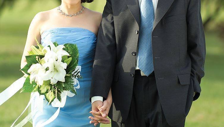 俄罗斯一名52岁男子与妻子结婚1年就被戴绿帽，和56岁妻子离婚后没地方住，被75岁的岳母收留后竟日久生情，离婚的同年便与岳母再婚。 图中人物与新闻无关。 （情境照）