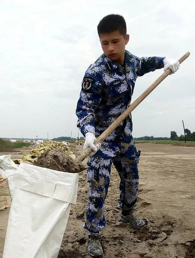 中国27省遭遇洪涝，千人返乡护坝！3000吨茶叶被泡令人泪目，网友举动暖爆... - 32