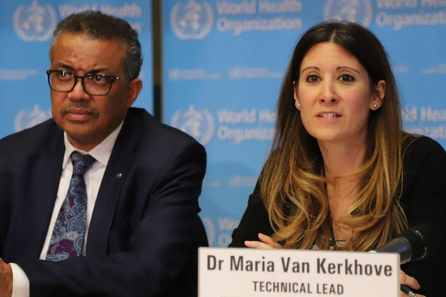 世卫组织专家范玛丽亚·范·科霍夫（Maria Van Kerkhove）（右）于2020年2月曾赴武汉了解过疫情情况。（新华社）