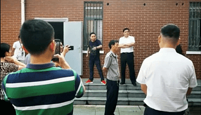 中国没有一个博士能逃脱保安和四姨太的控制（视频/图） - 2
