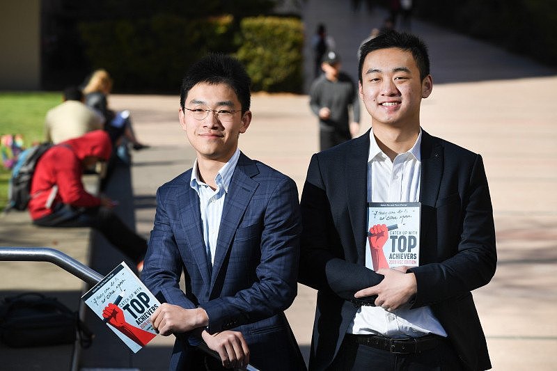 华裔学生策划主编高考生分享学习经验  2020年版《学霸面对面》出版受关注 - 2