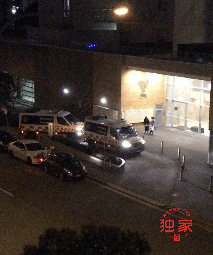 救护车深夜赶抵Rhodes公寓外，医务人员穿防护服戴口罩（组图） - 2