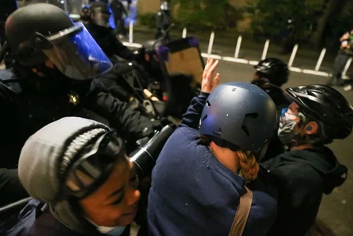 波特兰失控 川普派联邦特工镇压！示威者被「射中头部溅血」遭地方官员抗议（组图） - 33