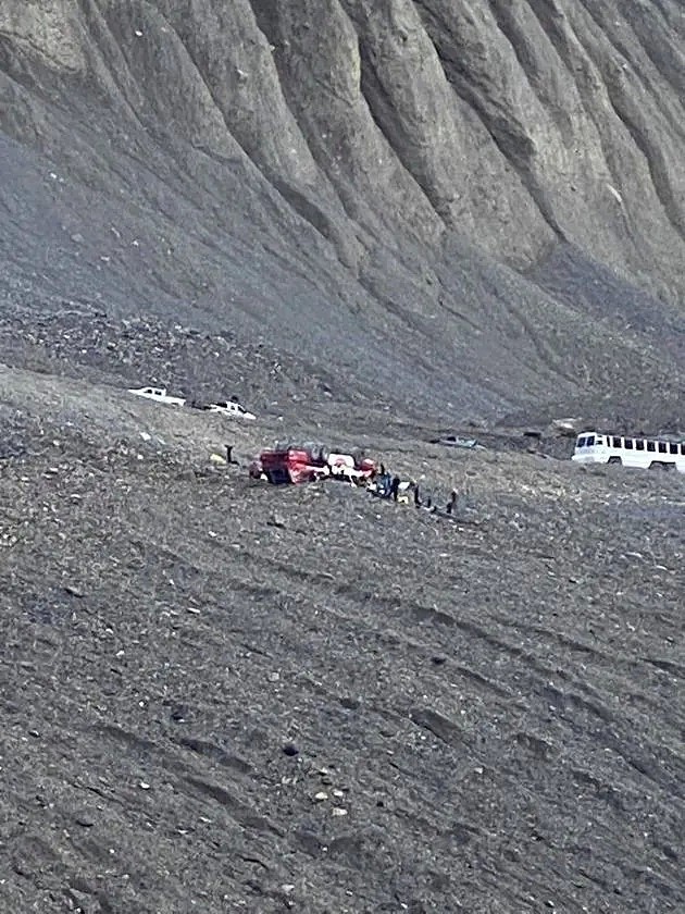 太惨！3死24伤 班芙冰原旅游巴士翻车 3人疑被甩出 连滚数十米坠山（组图） - 6