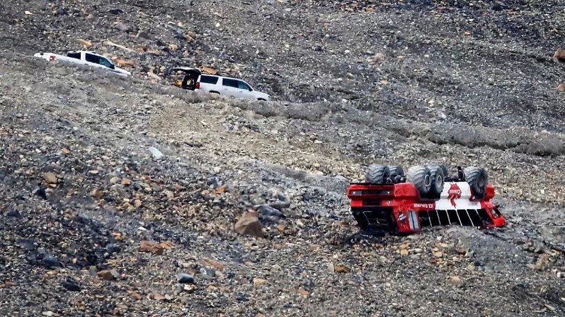 太惨！3死24伤 班芙冰原旅游巴士翻车 3人疑被甩出 连滚数十米坠山（组图） - 7
