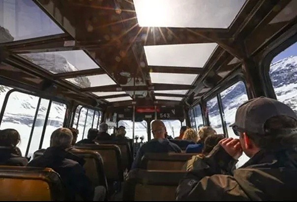 太惨！3死24伤 班芙冰原旅游巴士翻车 3人疑被甩出 连滚数十米坠山（组图） - 8