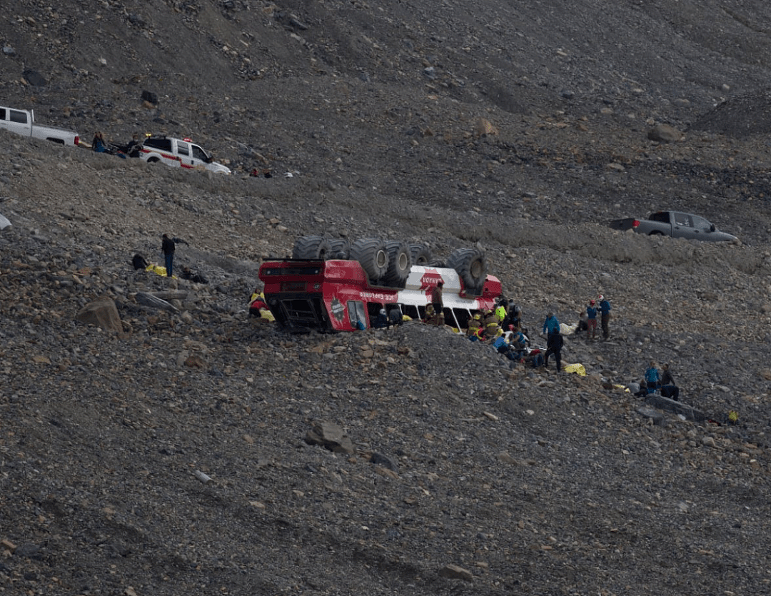 太惨！3死24伤 班芙冰原旅游巴士翻车 3人疑被甩出 连滚数十米坠山（组图） - 9