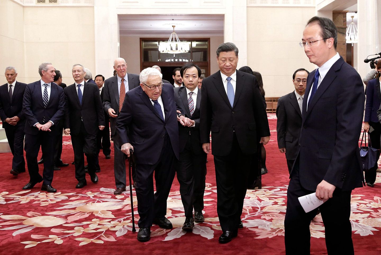 2019年11月22日，中国国家主席习近平(中右)和美国前国务卿亨利·基辛格(中左)在北京人民大会堂与2019年新经济论坛的代表们一起步行参加会议。（AP）