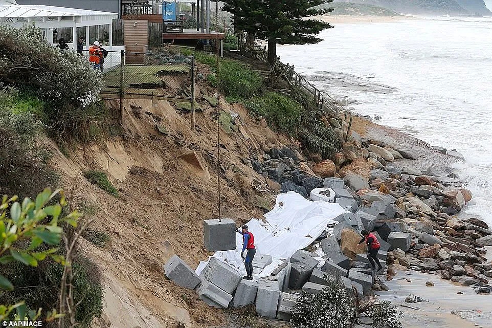 祸不单行！澳洲66栋海景房惨遭暴雨巨浪侵袭，居民紧急撤离；多国灾情肆虐，突破历史极值，千万人受灾，2020年活着就好 - 17