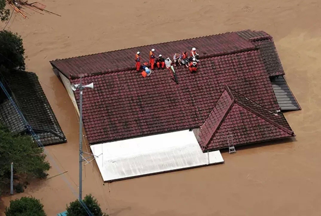 祸不单行！澳洲66栋海景房惨遭暴雨巨浪侵袭，居民紧急撤离；多国灾情肆虐，突破历史极值，千万人受灾，2020年活着就好 - 50