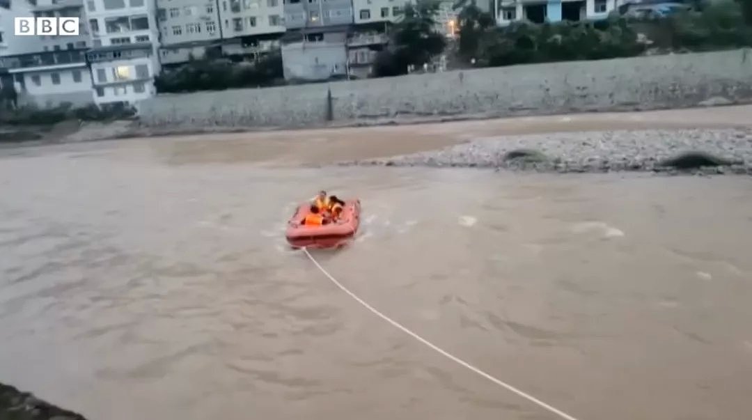 祸不单行！澳洲66栋海景房惨遭暴雨巨浪侵袭，居民紧急撤离；多国灾情肆虐，突破历史极值，千万人受灾，2020年活着就好 - 60