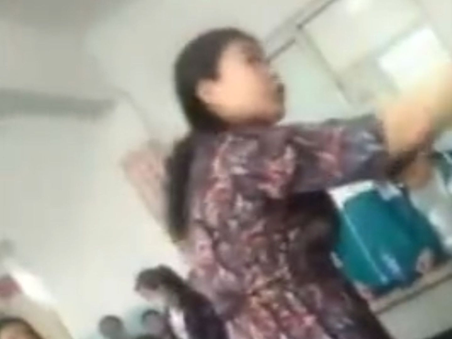 该老师让学生全体罚站并进行辱骂。（微博@梨视频）