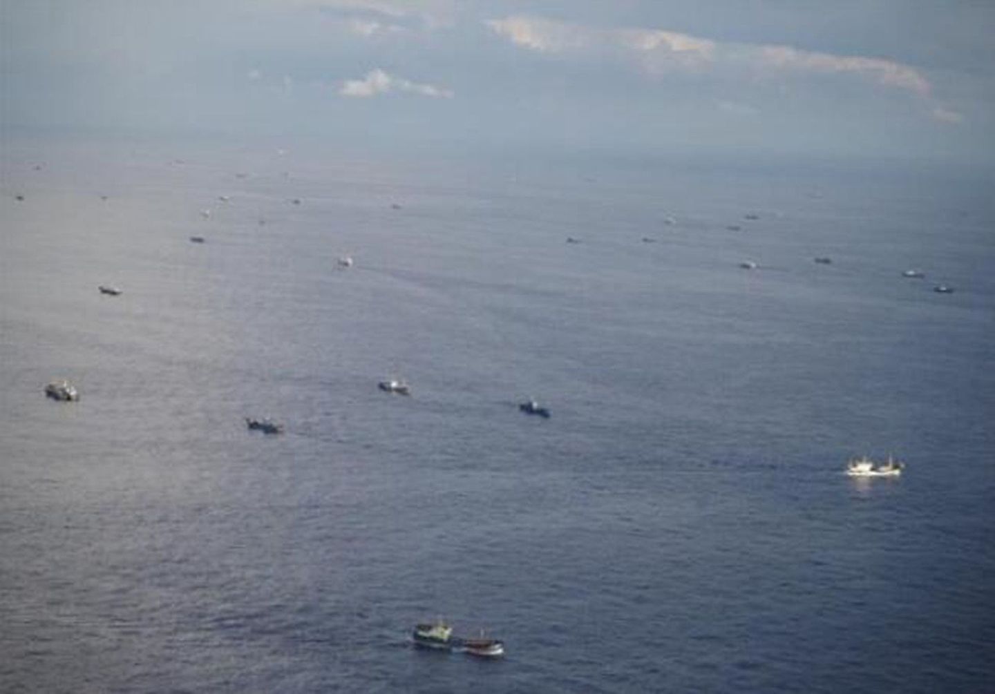 2016年8月初，中国派遣数百艘渔船，十多艘公务船前往钓鱼岛海域进行维权活动。（日本外务省官网）