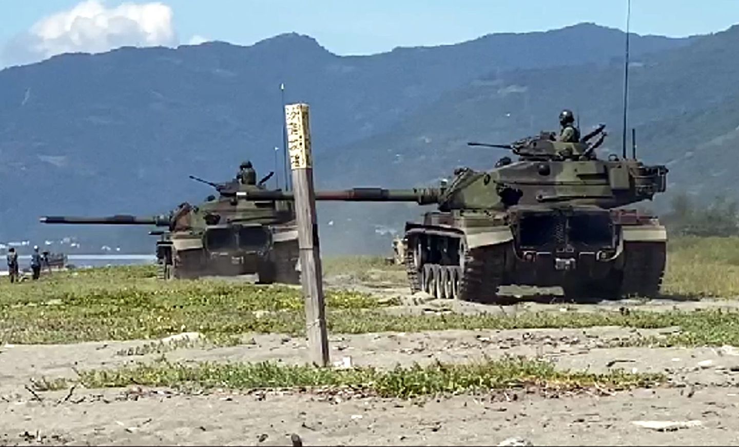 2020年台湾汉光军演中的M60坦克。相比大陆的99式坦克、15式轻坦等第三代坦克，M60作为上世纪七八十年代的产物属于第二代坦克，与大陆主战坦克存在代差。 （中央社）