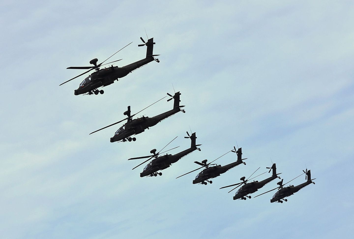 台陆军美制阿帕奇武装直升机6机编队参与反登陆演习。（中央社）