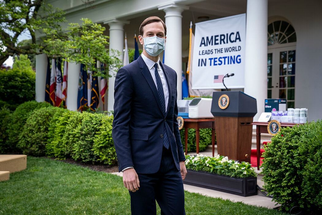 今年5月，在总统就新冠病毒检测发表讲话后，特朗普的高级顾问、女婿贾里德·库什纳离开玫瑰园。
