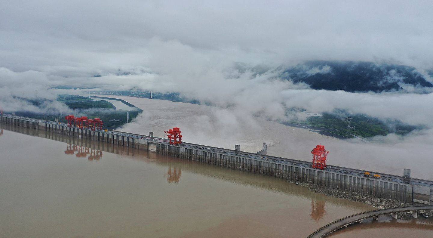 2020年7月18日8时，在湖北宜昌，三峡大坝迎来“长江2020年第2号洪水”。  当日13时三峡水文网实时水情显示，为应对“长江2020年第2号洪水”，三峡大坝拦截而成的三峡水库水位已达到160.91米，距离175米的设计正常蓄水位尚有14.09米的安全空间，可用库容14.09亿立方米。（人民视觉  ）