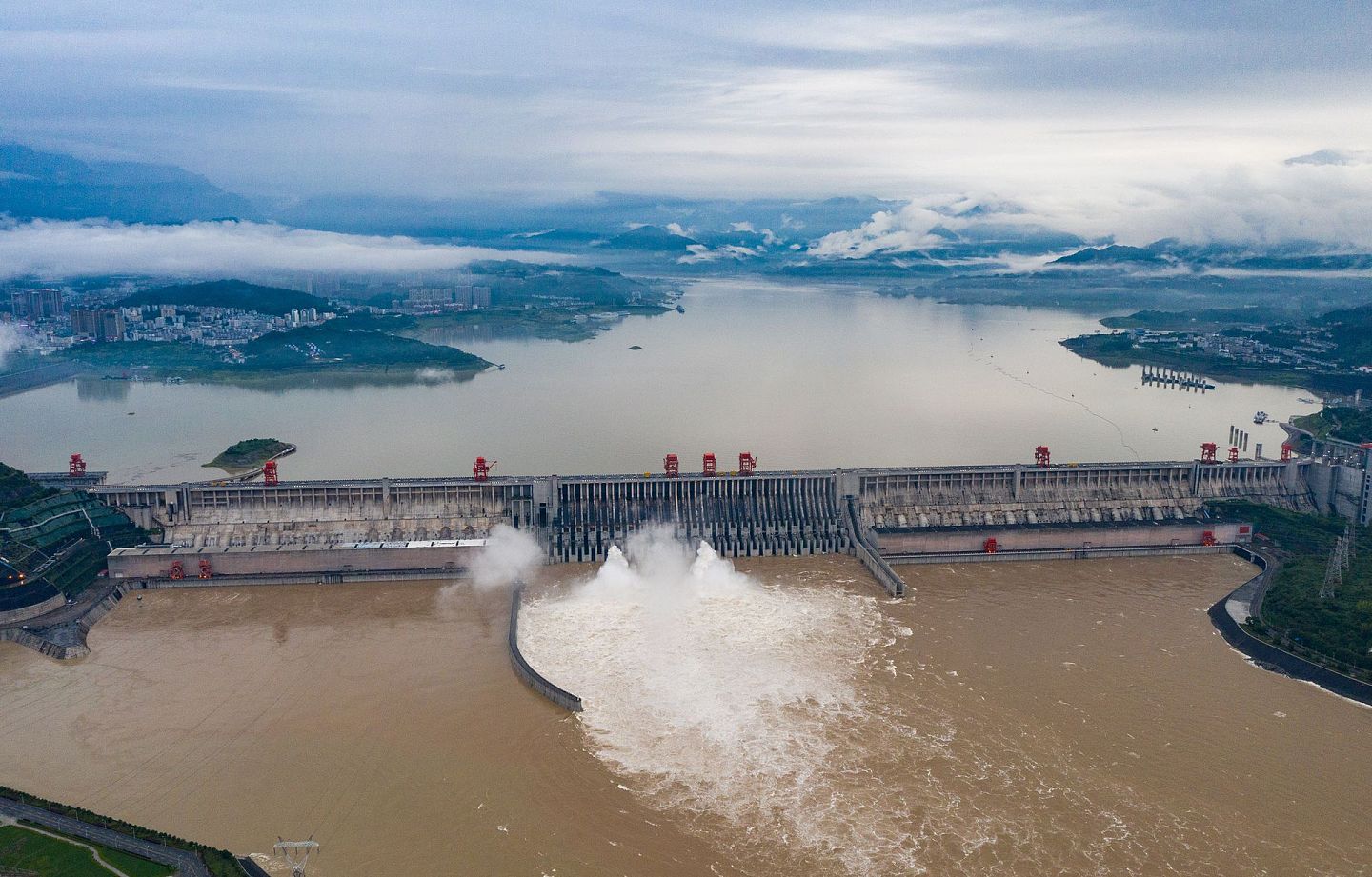 随着 “长江2020年第2号洪水”在长江上游形成，7月17日傍晚，三峡大坝开启泄洪深孔泄洪（无人机照片）。      （新华社）