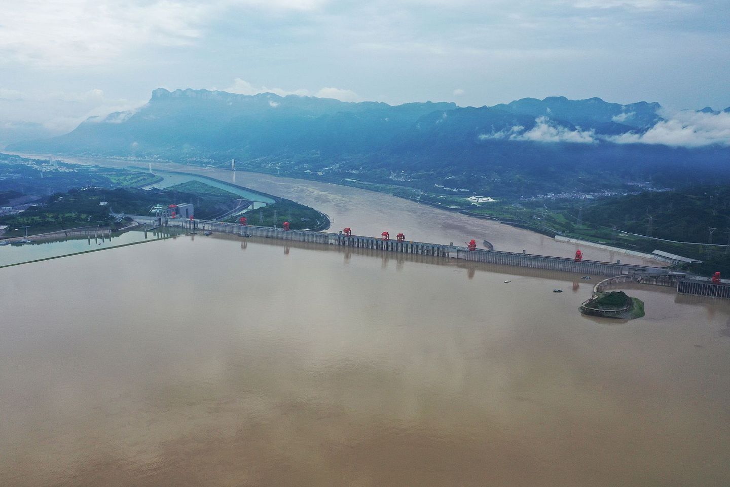 2020年7月5日，湖北省宜昌市秭归县，雨后初霁，航拍三峡大坝及三峡水库。 （视觉中国）
