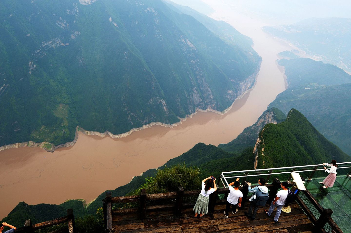 2020年7月5日，在重庆，游客们在“三峡之巅”休息平台上观赏风景。（视觉中国）