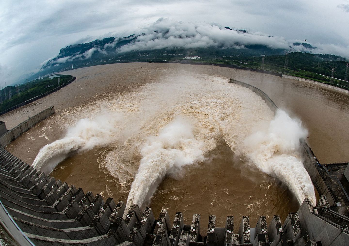 2020年7月2日，在湖北宜昌，长江三峡枢纽开启泄洪深孔泄洪。（新华社）
