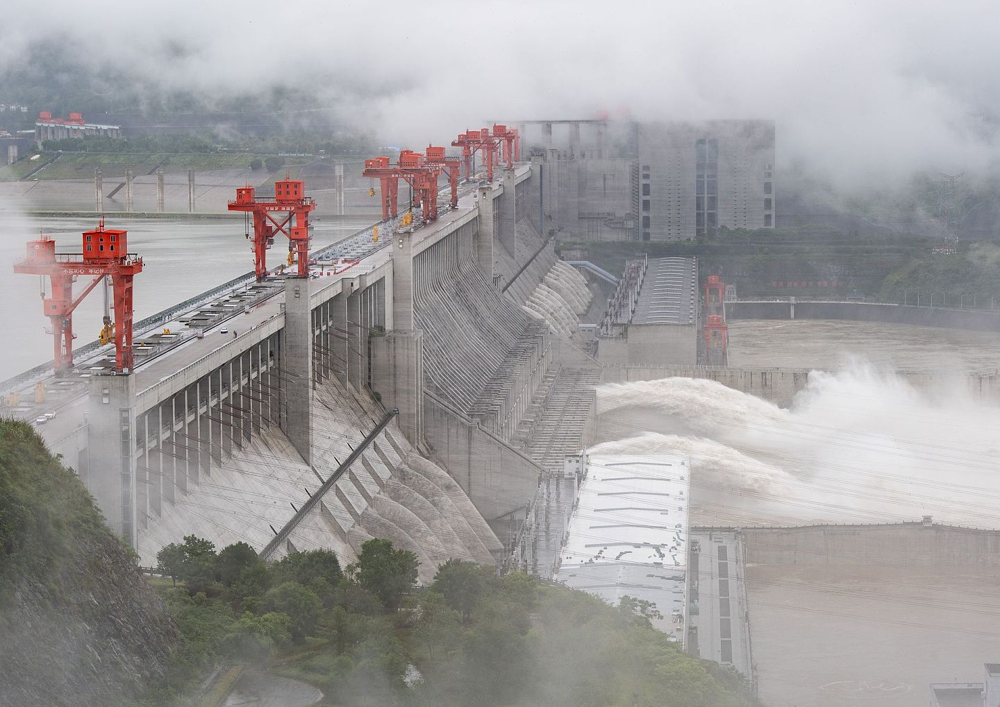 2020年6月29日，三峡枢纽开启泄洪孔泄洪。6月28日14时，三峡水库入库流量达4万立方米/秒，是27日14时的两倍。为应对此轮来水，长江防总要求将三峡水库下泄流量上调至日均3.5万立方米/秒。（新华社）