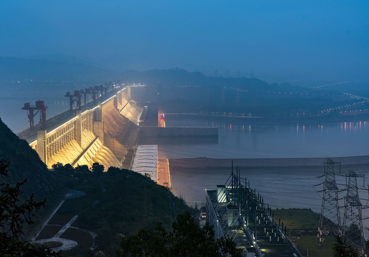 6月8日拍摄的三峡大坝泄洪闸夜景。（新华社）