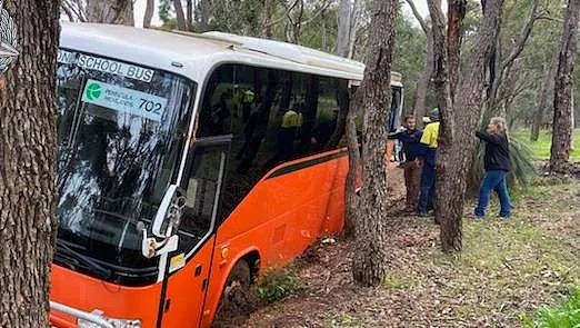 西澳校车开学第一天事故！车窗全碎，学生受伤 - 3