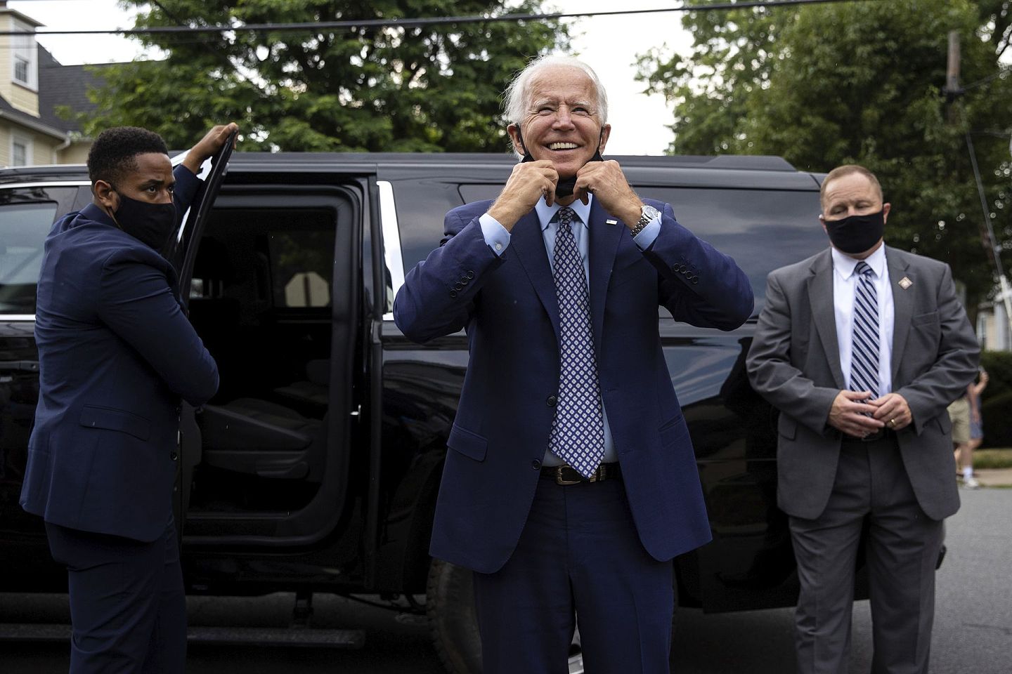 2020年7月9日，民主党总统参选人、前副总统拜登访问宾夕法尼亚州时对支持者微笑示意。（AP）