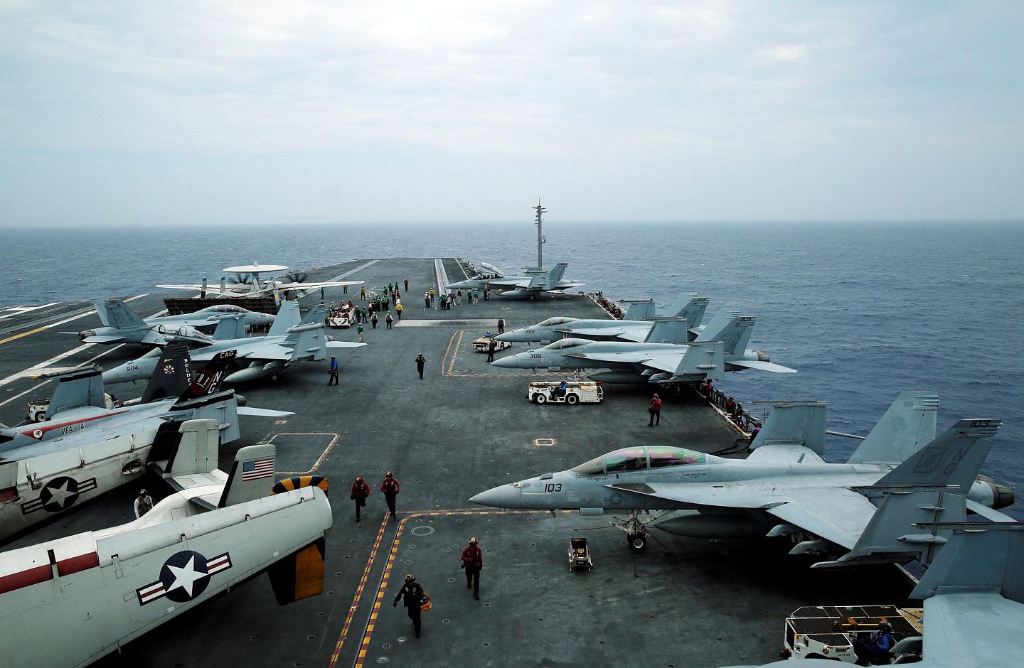 2016年6月15日，美日印三国海军在日本冲绳附近海域举行代号为“马拉巴尔”的年度联合海上军演。（Reuters）