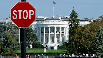 USA Weißes Haus in Washington mit Stoppschild (Getty Images/AFP/K. Bleier)