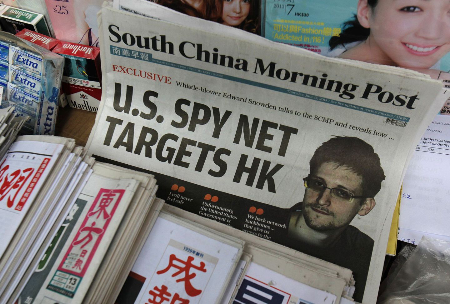 2013年6月13日，香港《南华早报》等报纸上刊登美国国安局前雇员斯诺登爆料棱镜门的消息。（Reuters）