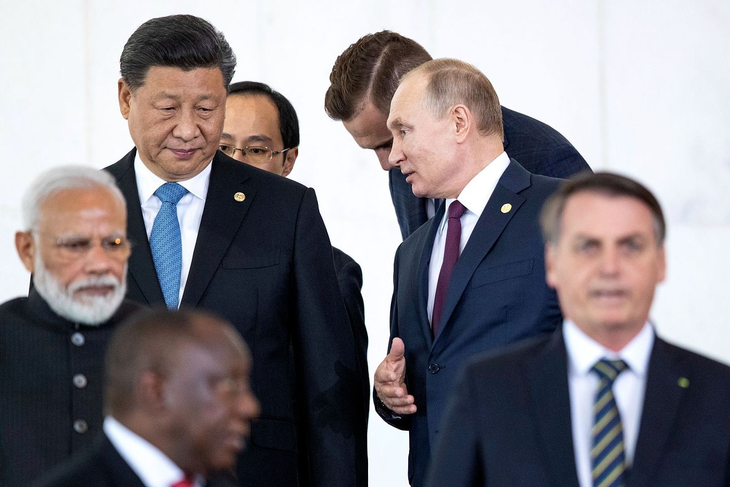 中俄关系近年明显升温。图为2019年11月14日俄罗斯总统普京(右一)和中国国家主席习近平(左一)在巴西首都巴西利亚出席金砖国家领导人峰会。 (AP Photo/Pavel Golovkin, Pool)