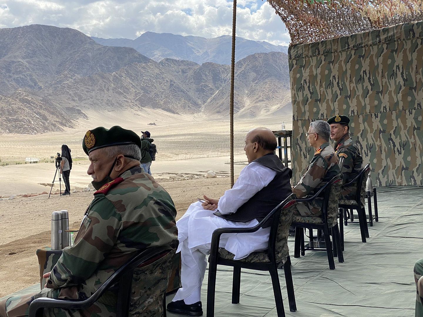 7月17日，在印度高级军事将领的陪同下，辛格观看了印度军队的军演。（Twitter@DefenceMinIndia）