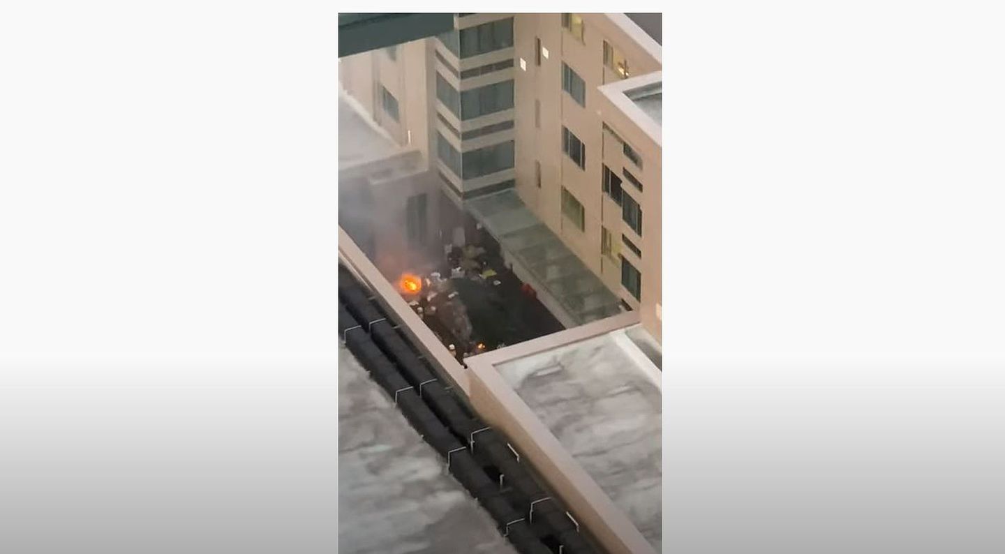 照片显示，中国总领馆人员正在焚烧一些文件。（YouTube@wtf01s4）