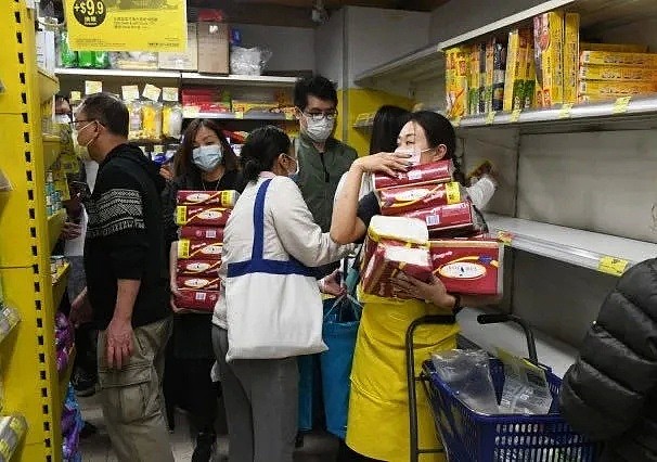 香港18区全部中招！TVB被迫停工，全厂消毒，7家医院接连失守，23万人无业游荡…（组图） - 27