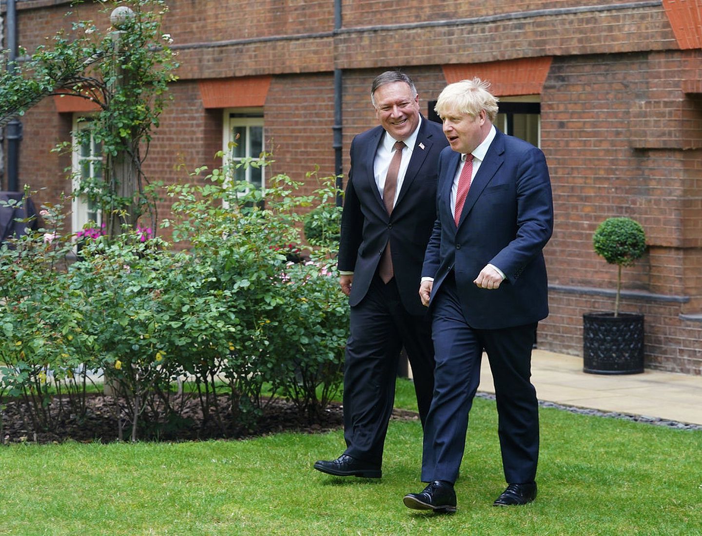 美国国务卿蓬佩奥（左）会见英国首相约翰逊（Boris Johnson），对中国进行了言辞激烈的抨击。（Reuters）