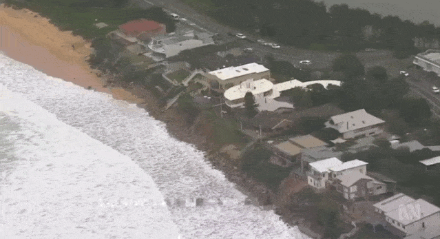 强风降温侵袭昆州，大范围雨水持续整个周末！澳洲海岸遭巨浪侵蚀，近百处房屋“摇摇欲坠”，居民紧急撤离 - 22