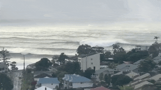 强风降温侵袭昆州，大范围雨水持续整个周末！澳洲海岸遭巨浪侵蚀，近百处房屋“摇摇欲坠”，居民紧急撤离 - 34
