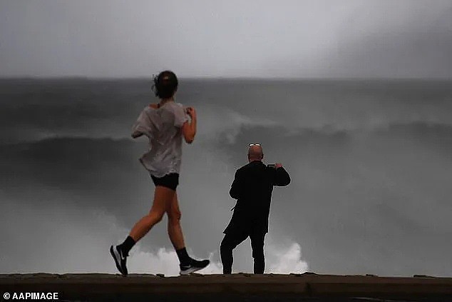 强风降温侵袭昆州，大范围雨水持续整个周末！澳洲海岸遭巨浪侵蚀，近百处房屋“摇摇欲坠”，居民紧急撤离 - 40