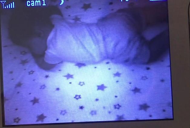英国一家长查看婴儿监视器，发现孩子被莫名光线唤醒